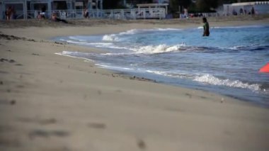 Mondello Sahili: Sörfçü Sörfçülük Sudan Çıktı İnsanlar Kıyı 'da koşarken - Sicilya, İtalya  