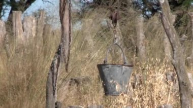 La Pampa, Arjantin 'deki kırsal bir çiftlikte asılı duran Rustik Metal Kovası  