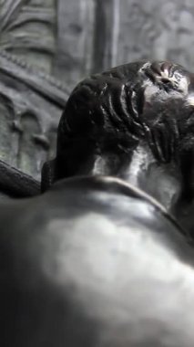 St. Vitus Katedral Kapıları Üzerinde Tarihi Metal Figürler, Prag - Dikey 4K Görüntüler