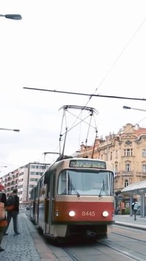 Prag, Çek Cumhuriyeti 'nden Eski Tramvay Kalkıyor - Dikey 4K Kararı