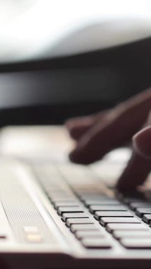 Laptop Klavyesinde Ellerin Yakın Çekimi - Dikey 4K Görüntüsü