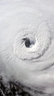 Uzaydan Göründüğü Gibi Dönen Kasırga Gözü - NASA tarafından döşenmiş bu videonun elementleri - Dikey 4K Çözünürlük