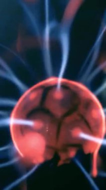 Plazma Topu Çekirdeği Çarpıcı Elektrik Işınlarıyla Dönüyor - Dikey 4K Görüntüsü