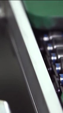 Fabrikada Taşıyıcı Kayışların Metal Yuvarlakları - Yakın Çekim - Dikey 4K Çözünürlük