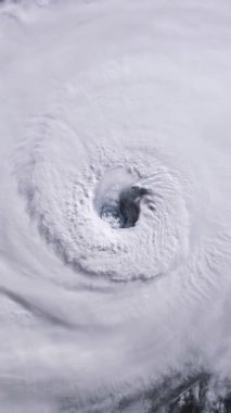 Uzaydan Göründüğü Gibi Dönen Kasırga Gözü - NASA tarafından döşenmiş bu videonun elementleri - Dikey 4K Çözünürlük