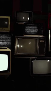 Yığılmış Vintage TV 'lerde Renk Çubukları ve Parazit Açık - Dikey 4K Çözünürlük