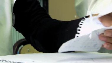 Arjantin 'de İlköğretim Öğrencisi Yıl Sonu Kutlaması' na Kağıtları Yırtıyor