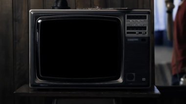 ADAM 80 'lerin Telefonunu Tutarken Eski TV' de Yeşil Ekran ile Küçük Aydınlatma Odasında 4K Çözünürlük