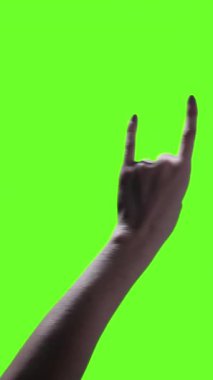 Rock and Roll 'lu Kadın Yeşil Ekrana Karşı Şeytani Boynuz Hareketi - 4K Dikey Video