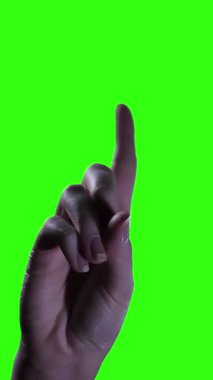 'Hayır' ın Kadın Hareketi ve Yeşil Krom Anahtar Arkaplanda Parmak - Dikey 4K