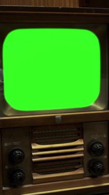 40 'lı ya da 50' li yıllardan kalma Antik Televizyon. Ahşap çantalı, Yeşil Ekranlı, Dikey 4K, Ekranda Yakınlaştır
