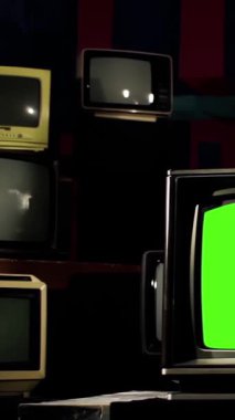 Yığılmış Vintage Television with Green Screen in Close Up - Dikey 4K, Final Zoom To