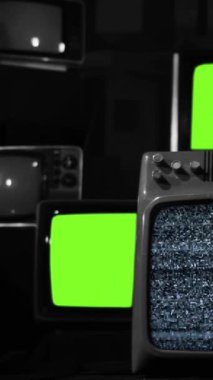 Yeşil Krom Anahtarlı Eski Televizyon Gücü ve Diğer TV 'lerin Titrek Ekranları - Dikey 4K, Hızlı Yakınlaştır
