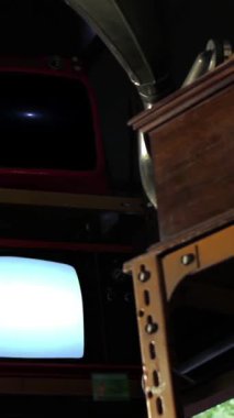 Yeşil Ekranlı ve Parazitli Dört Vintage TV Bir Antika Dükkanında - Dikey 4K, Yakınlaştırmayla Sonlanıyor