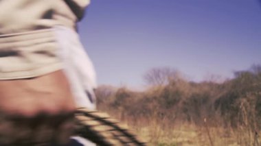 Bir Arjantin Çiftliğinde Sığırları İpe Hazırlarken İpi Tutan Bir Çiftçi - 4K Çözümleme