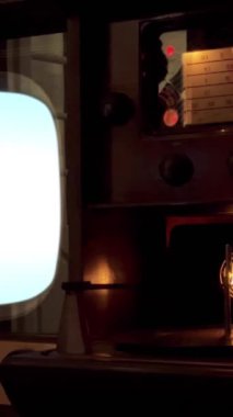 Yeşil Ekran, Parazit ve Gürültü - Dikey Video 4K gösteren Antik Televizyonu Ahşap Kabine ile Kapat