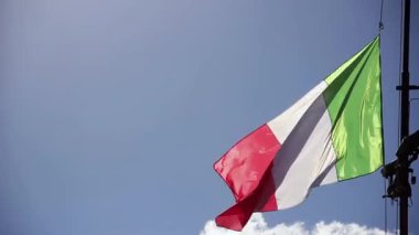 Roma Sokağı Sahnesi Mavi Gök 'e Karşı Bir İtalyan Bayrağı Dalgalanıyor - 4K Kararlılığı