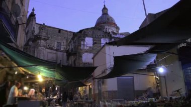 Palermo, Sicilya 'daki Ballaro Sokak Marketi ve Carmine Maggiore Kilisesi' nin Akşam Sahnesi - 4K Çözünürlüğü
