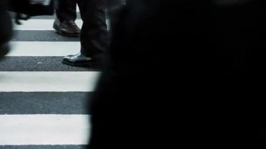 Buenos Aires Caddesi 'ndeki Zebra Geçidi' ndeki yayalar - Düşük Açı Görünümü - 4K Çözünürlük