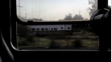 Arjantin 'in Buenos Aires yakınlarındaki Eski Arjantin Yolcu Treni' nin Penceresinden Kırsal Görünüm - 4K