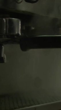 Buenos Aires, Arjantin 'deki Tarih Kafe' de Kahve Yapan Barista - Dikey 4K