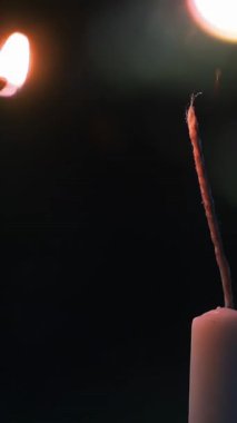 Gece Dışarıda Mum Yakan Bir Adamın Kapanışı - Dikey 4K