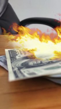 Bir Tahta Masa Üzerinde 100 Dolarlık Yanan Fatura - Yakın - Dikey 4K
