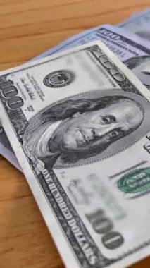 Yüz Dolarlık Büyük Bir Yığının Kapanışı - Dikey 4K