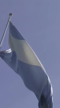 Arjantin Bayrağı Mavi Gökyüzüne Karşı Rüzgarda Dans - Yakın - Dikey 4K