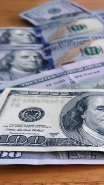 Yüz Dolarlık Bir Yığın Kapanışı - Dikey 4K