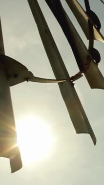 Arjantin 'in Kırsal Alanındaki Eski Yel Değirmeni - Yakın - Dikey 4K