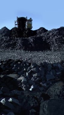 Kömür Makinesi ve Kömür Yığını Açık Madencilikte dikey 4K Görüntüsü