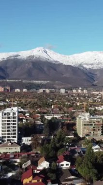 Santiago de Chile 'in Dikey Videosu Görkemli And Dağları ile çevrili - 4K Dikey Video