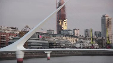 Puerto Madero 'daki Puente de la Mujer' in Manzarası, Buenos Aires, Arjantin - 4K
