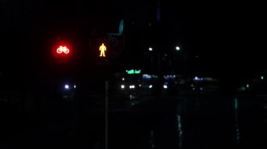 Buenos Aires, Arjantin 'deki Bisiklet Yolu Tabelası ve Pedestrian Sinyali Akşam Görüşü - 4K