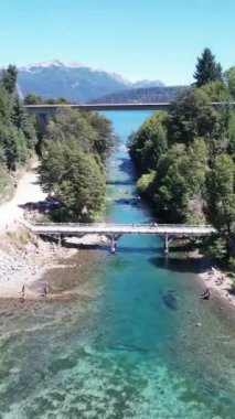 Villa La Angostura, Patagonya 'daki Correntoso Gölü Köprüsü' nün İnsansız Hava Aracı Görüntüsü - Dikey Video 4K