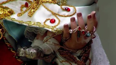 El, Bolivya Kilisesinde Virgen de Urkupina Heykeli 'nden mücevherlerle süslendi - 4K Çözünürlüğü