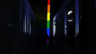Depo Kapısı LGBTQ + Gurur Bayraklarıyla Açılıyor - 4K Çözünürlüğü