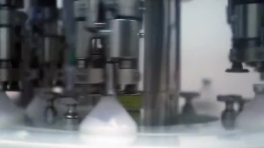 Hayvancılık Aşısı Şişesi Paketleme Makinesi Bir İlaç Fabrikasında - Kapatma - 4K Çözünürlüğü