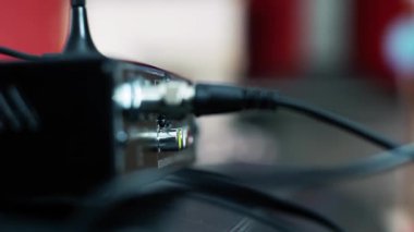 Oturma odasındaki şifre çözücü üzerinde RCA Kablolarıyla Çalışan Bir Adamın Elleri - Kapat - 4K Çözünürlük