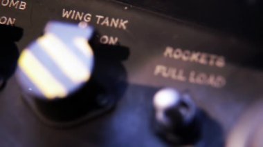 Antika bir bombacının içinde Roket Fırlatma ve Kanat Tankı için Vintage Kontrolleri - Kapat - 4K