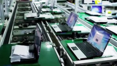 Taşıma Sistemi Eylemde: Dizüstü bilgisayarlar Bir Üretim Tesisi ile Taşımacılık - 4K Çözünürlük
