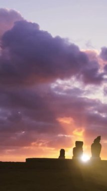 Moai Siluetleri Günbatımına Karşı Gökyüzü, Ahu Tahai, Paskalya Adası - 4K Dikey