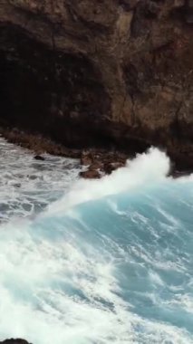 Dramatik Okyanus Dalgaları bir mağaraya çarpıyor, Paskalya Adası, Şili - 4K Dikey