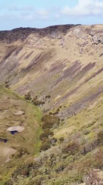 Güney ucunda boşluk olan Rano Kau Krateri, Paskalya Adası, Şili Dikey 4K