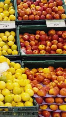 Arjantin 'deki bir süpermarkette Taze Ürün Gösterimi Düzenlendi - Dikey 4K