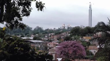 La Chacarita Shantytown ve Icono Tower yan yana Asuncion, Paraguay - 4K Çözünürlük