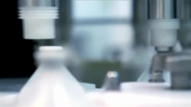 İlaç Şişeleme Tesisi Plastik Şişeleri Hayvanlara Aşılarla Dolduruyor - 4K Çözünürlük