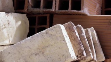 Arjantin 'de Ev Yaparken Tuğla Yapan Bir Tuğlacının Elleri - Yakın plan - 4K Çözüm