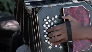 Buenos Aires Sokaklarında Tango Oynayan Kadın Bandoneonist - 4K Çözünürlük